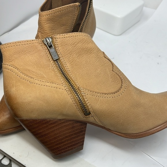 Frye Sz 8 Amado Wedge Zip Bootie Antiqued Tan Leather - Picture 12 of 12